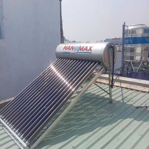 Máy nước nóng năng lượng mặt trời Nanomax - Tiết kiệm điện tối đa, an toàn, bền bỉ. Giải pháp nước nóng hiệu quả cho mọi gia đình.